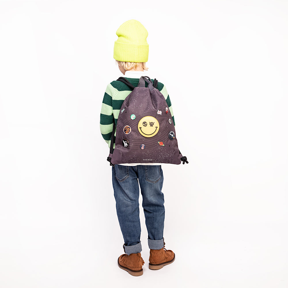 model med grå idrætspose