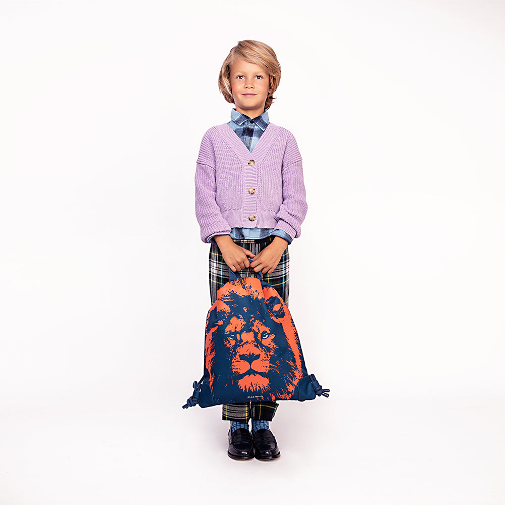 rød og mørkeblå idrætstaske med løve på