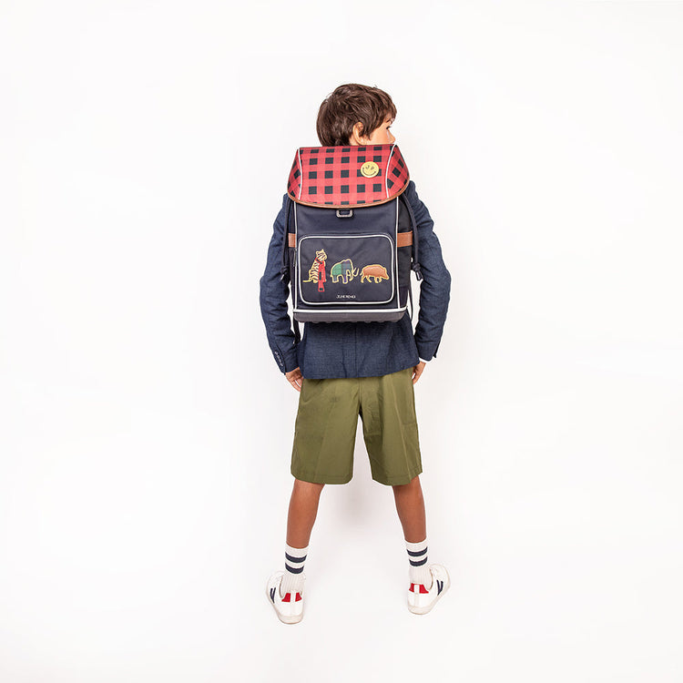 en dreng med grønne shorts og en Ergomaxx taske fra Jeune Premier på ryggen