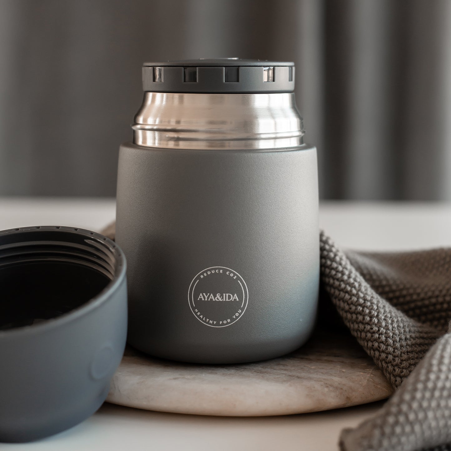 Nærbillede af Aya & Ida termokande på marmorbund